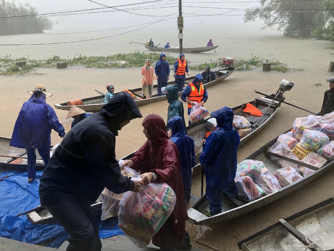 CỨU TRỢ KHẨN CẤP ĐỒNG BÀO VÙNG LŨ