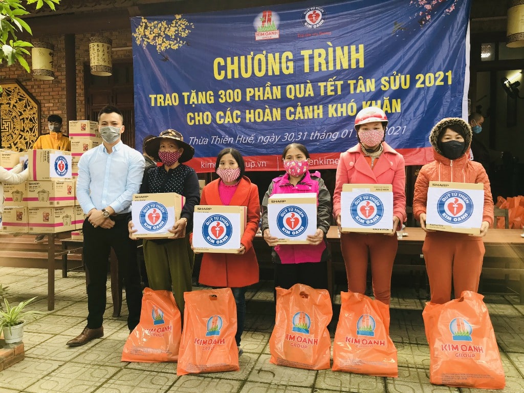 300 PHẦN QUÀ TẾT TẶNG NGƯỜI NGHÈO Ở HUẾ