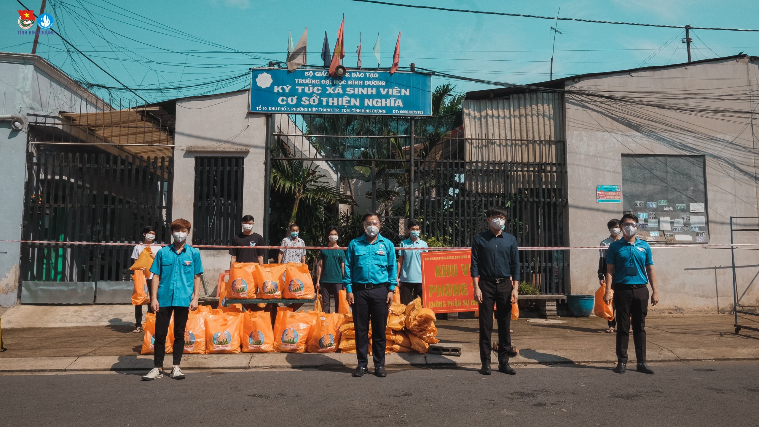 QUỸ TỪ THIỆN KIM OANH CÙNG TỈNH ĐOÀN BÌNH DƯƠNG TẶNG QUÀ CHO SINH VIÊN KHÓ KHĂN