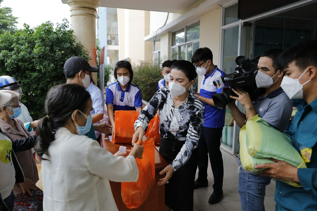 QUỸ TỪ THIỆN KIM OANH TIẾP TỤC HỖ TRỢ NGƯỜI DÂN GẶP KHÓ KHĂN TRONG VÙNG DỊCH.