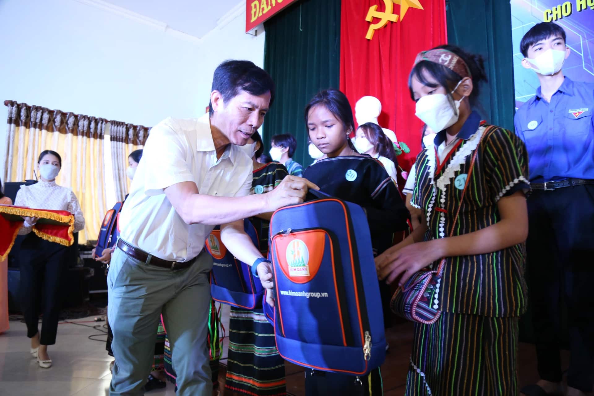 QUỸ TỪ THIỆN KIM OANH CHĂM LO HỌC SINH DÂN TỘC THIỂU SỐ