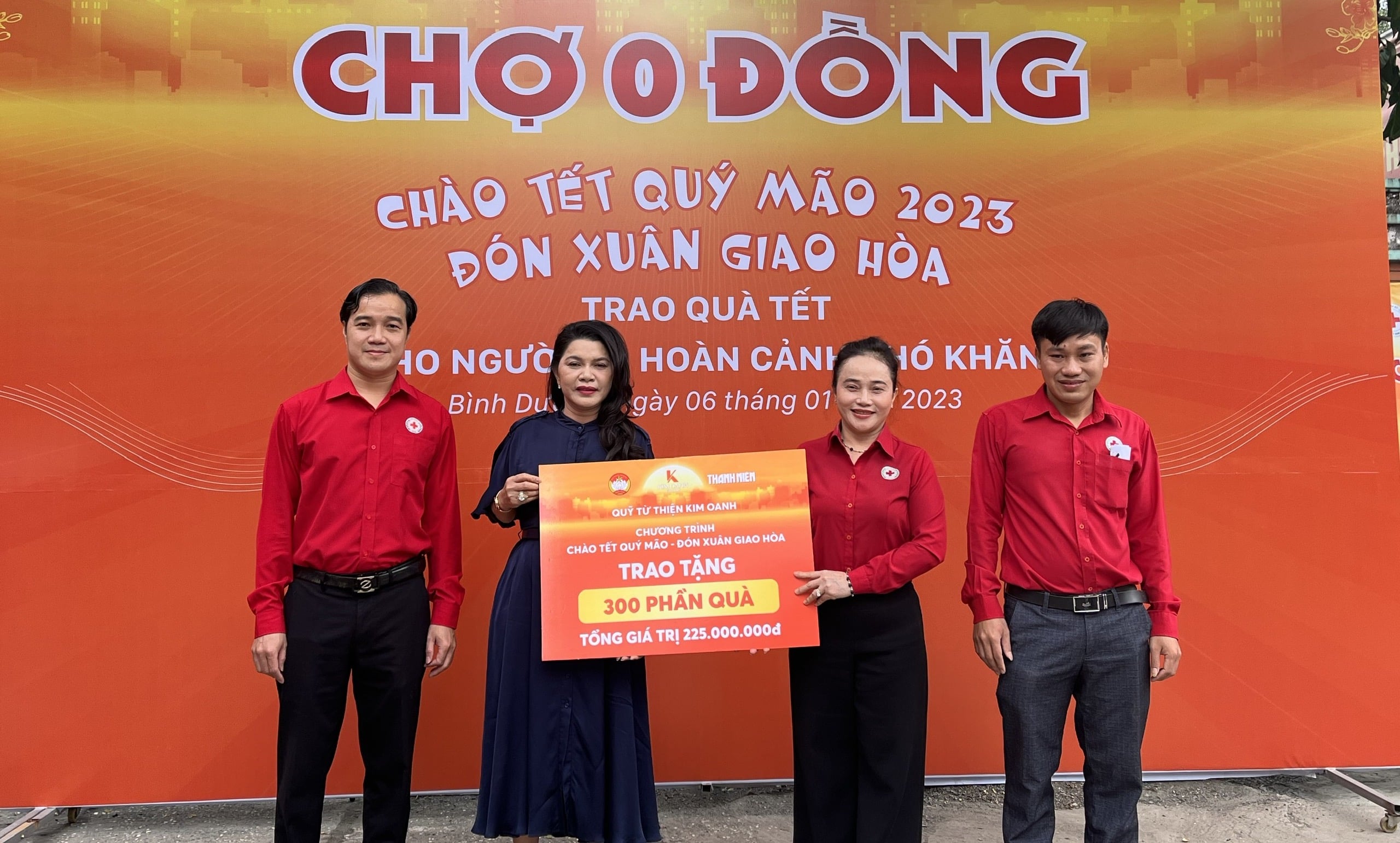 Những phần quà tết của Kim Oanh Group tiếp tục đến với bà con nghèo