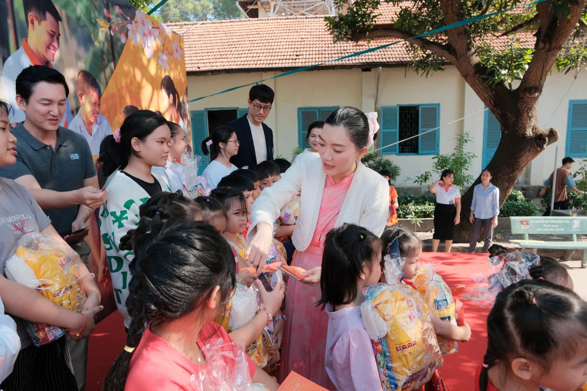 Mang yêu thương đến với hàng trăm trẻ ở Làng thiếu niên Thủ Đức