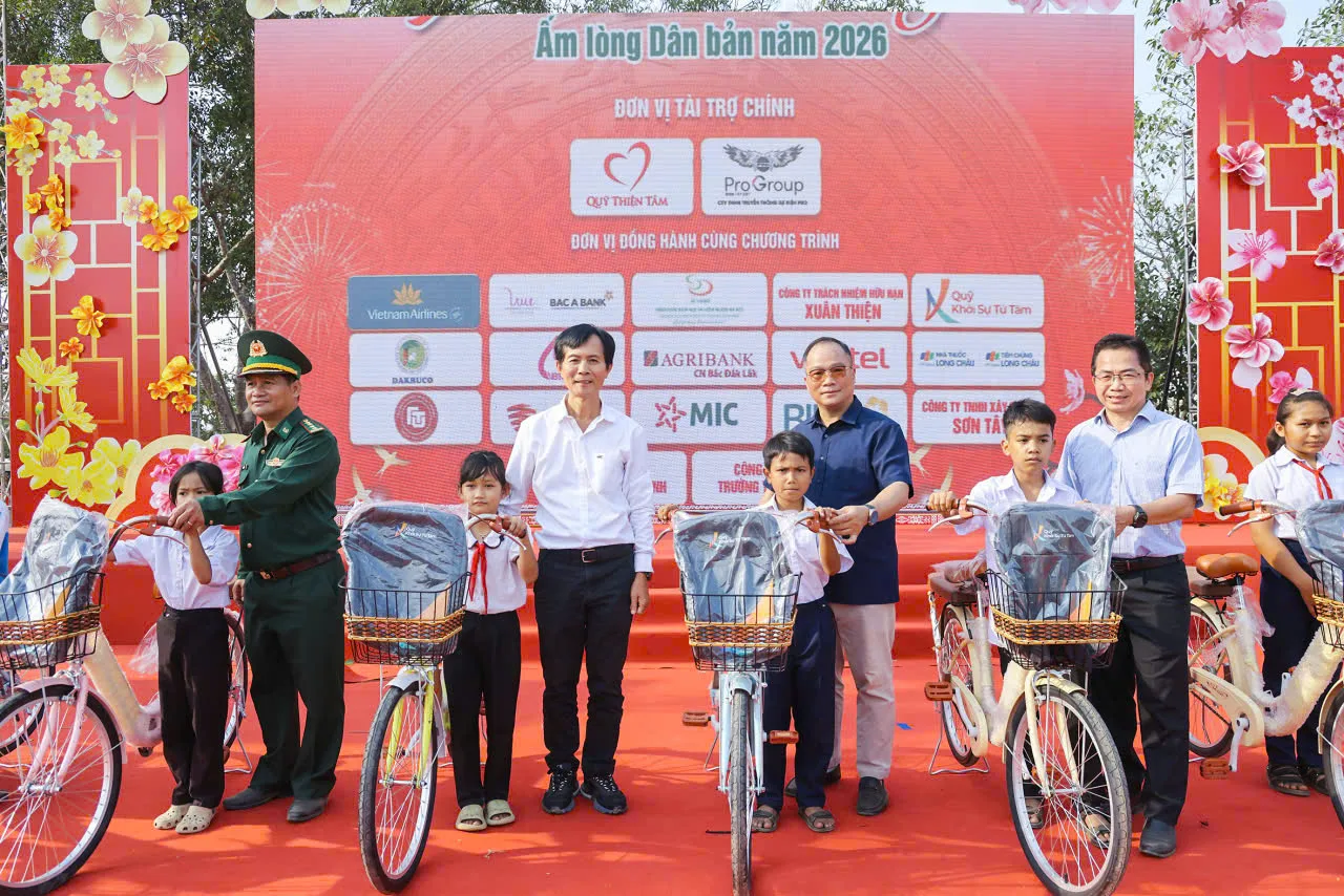 Trao xe đạp cho học sinh nghèo Buôn Đôn trong chương trình “Xuân biên phòng – Ấm lòng dân bản”