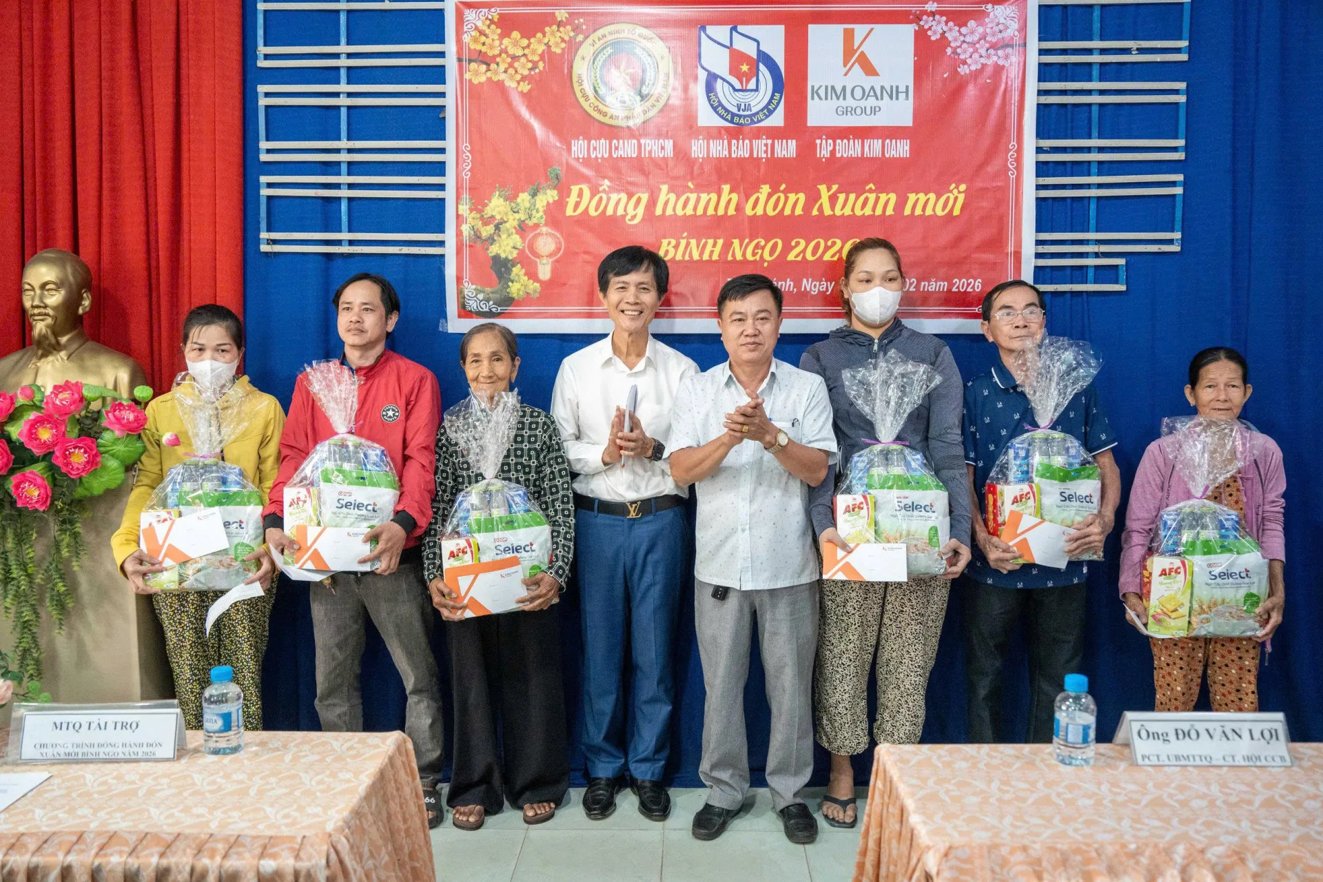 Bà con khu phố Khánh Hòa, phường Tân Khánh nhận quà Tết