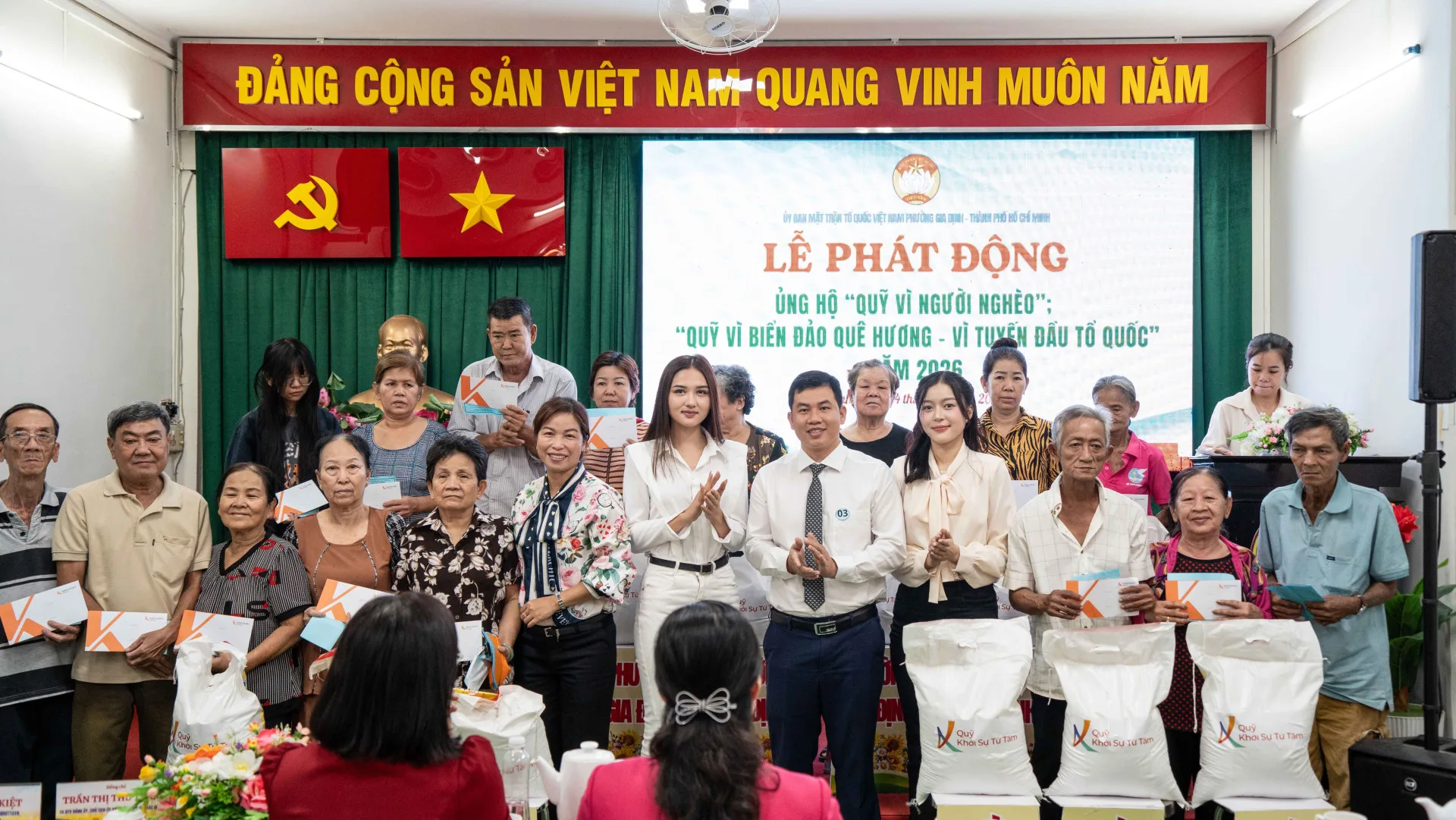 Tặng 100 phần quà cho bà con khó khăn tại phường Gia Định