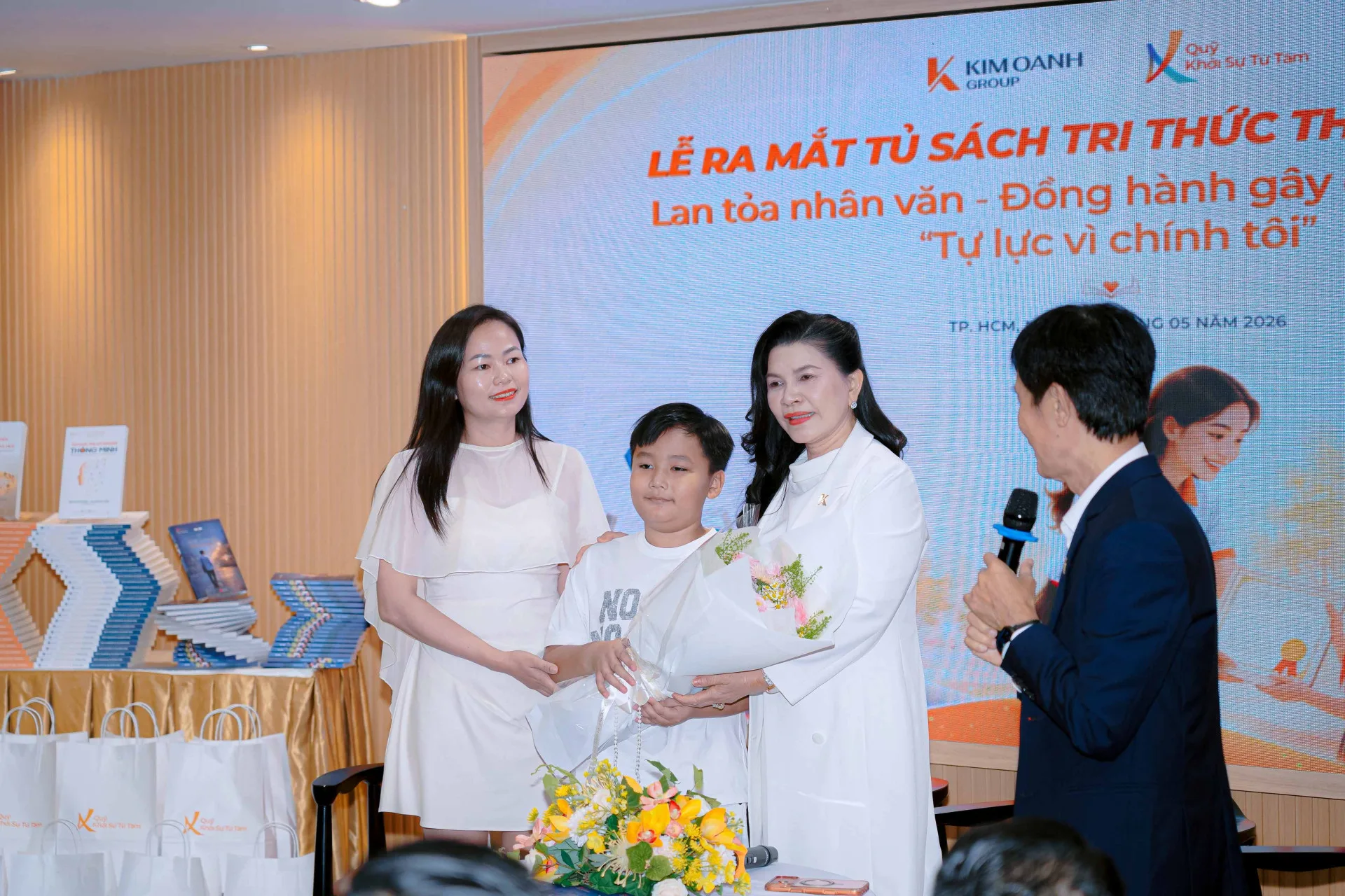 TỪ MỘT EM BÉ ĐƯỢC CỨU SỐNG… ĐẾN HÀNH TRÌNH RA ĐỜI “TỦ SÁCH TRI THỨC THIỆN NGUYỆN”