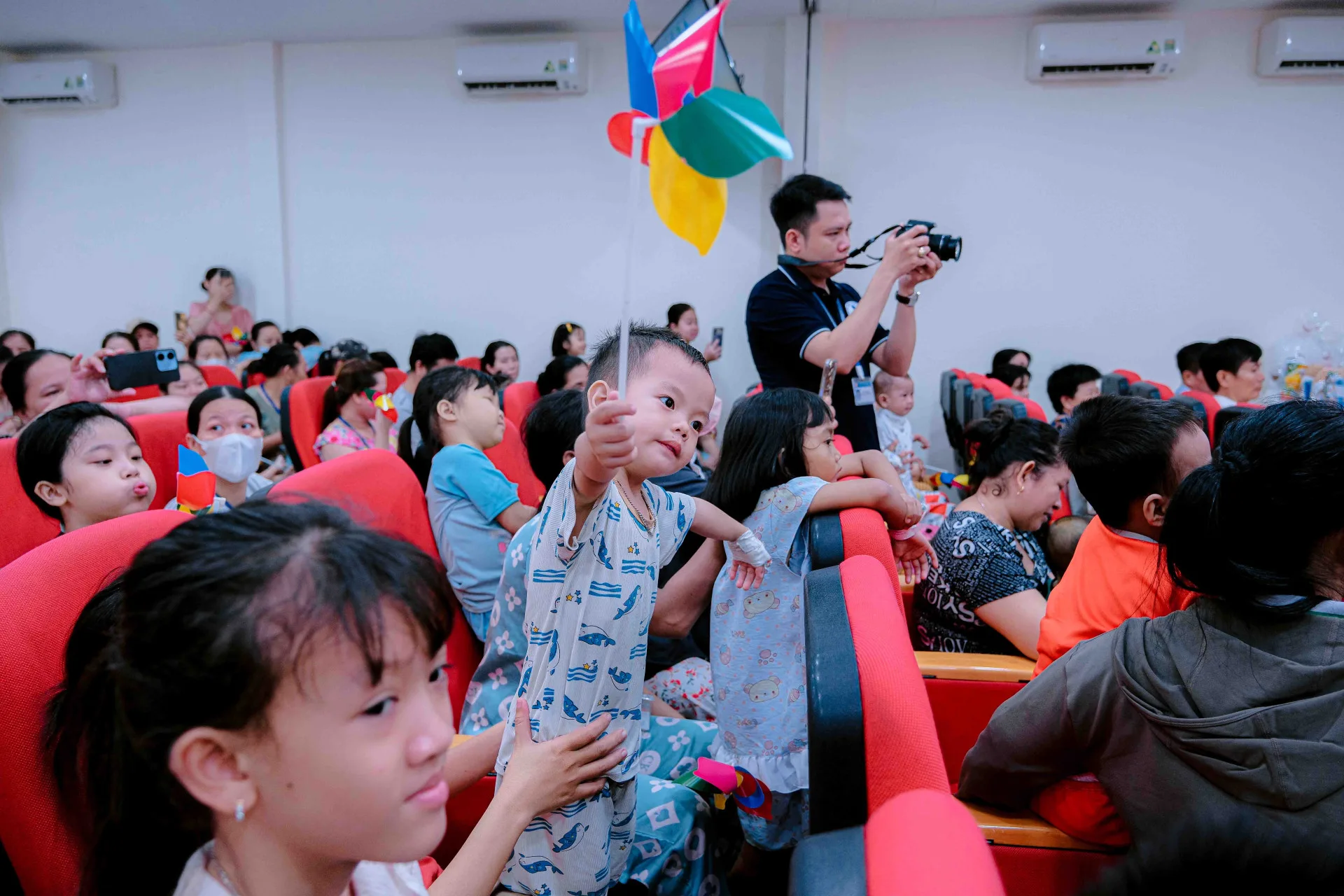 “SÓNG CHỮA LÀNH” TIẾP THÊM NGHỊ LỰC CHO 300 BỆNH NHI TẠI BỆNH VIỆN NHI ĐỒNG 1 VÀ NHI ĐỒNG 2