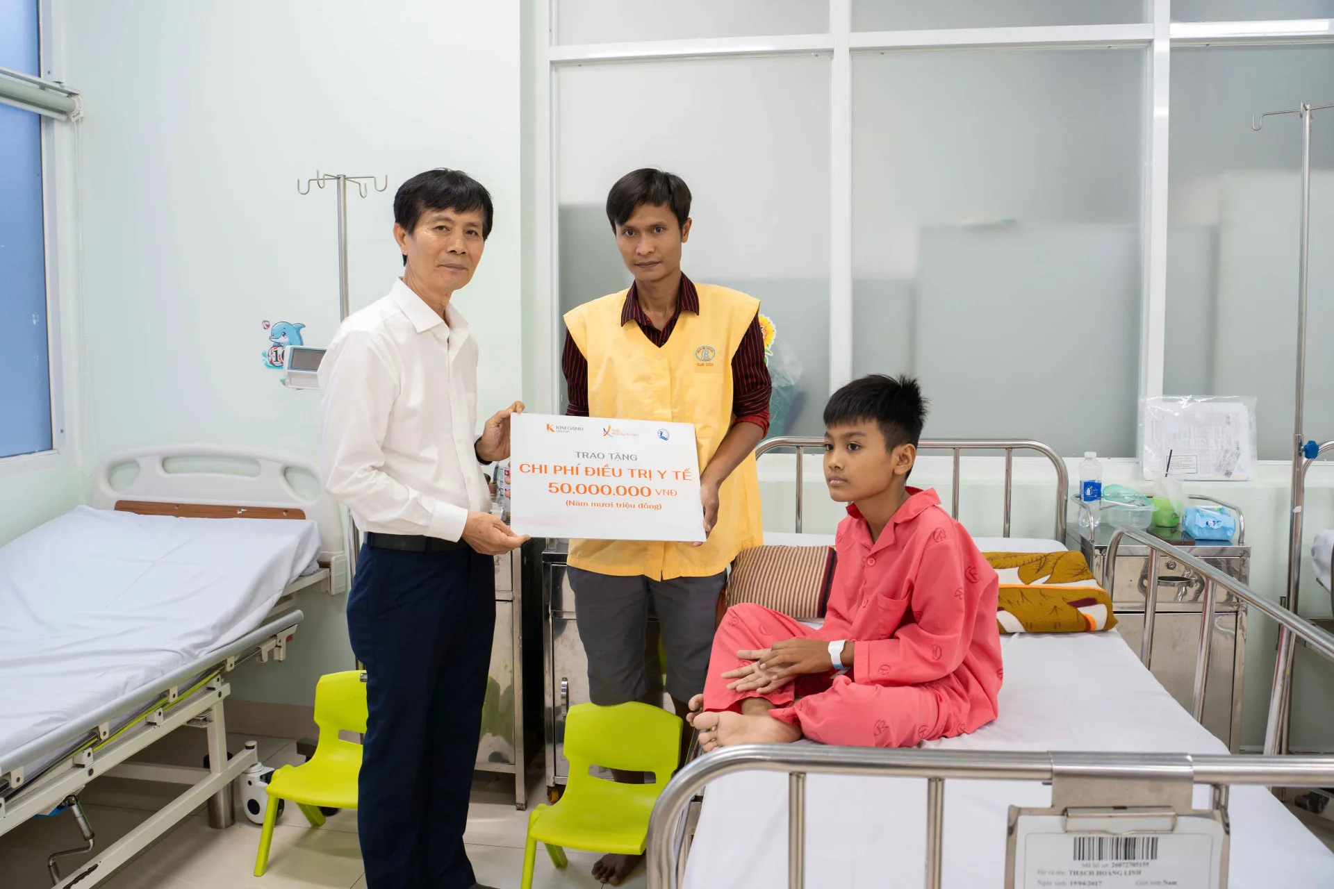 50 TRIỆU ĐỒNG ĐƯỢC TRAO ĐẾN BỆNH NHI PHẪU THUẬT TIM