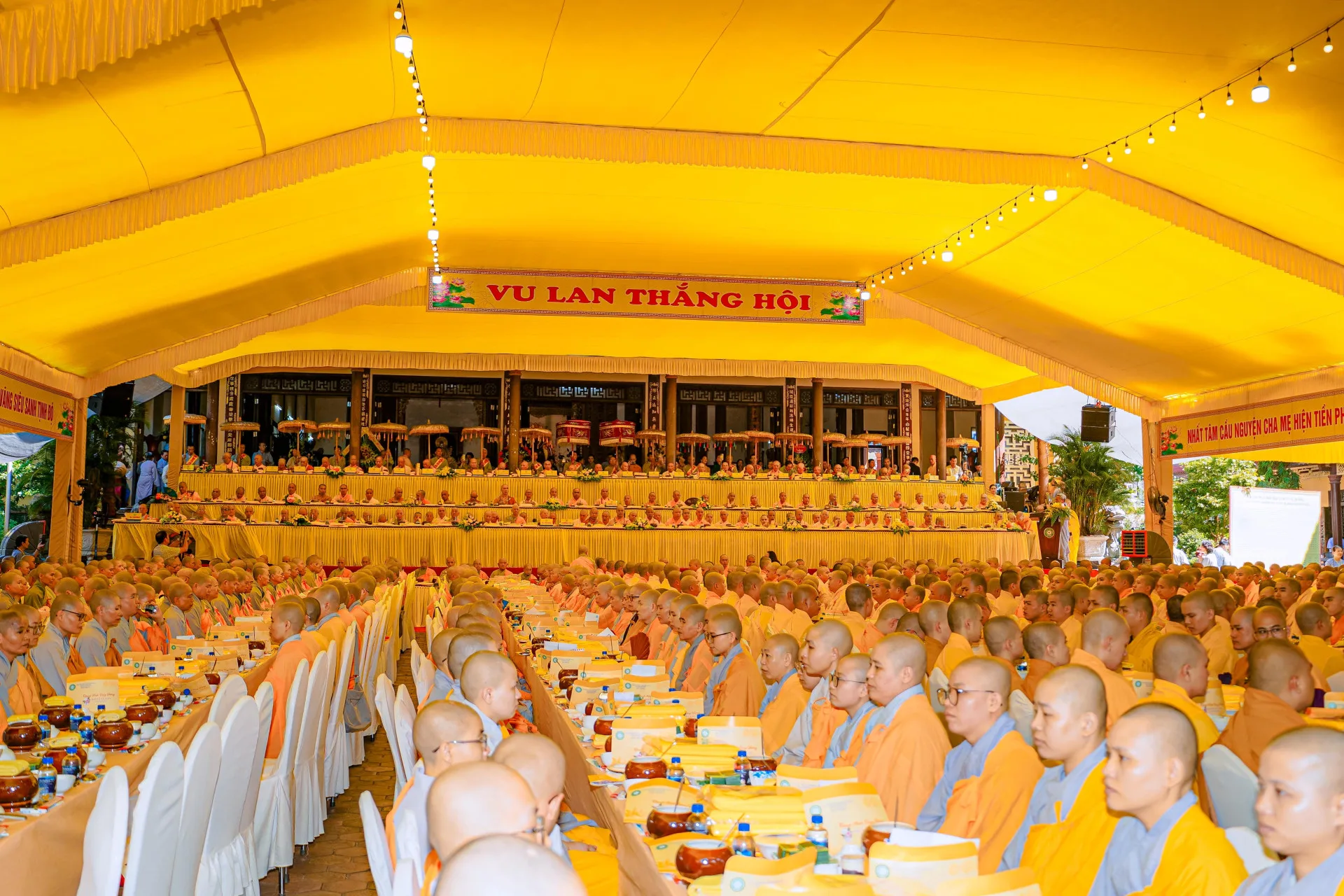 CBNV KIM OANH CÚNG DƯỜNG ĐẠI TĂNG TẠI TỔ ĐÌNH TỪ ĐÀM, TP. HUẾ