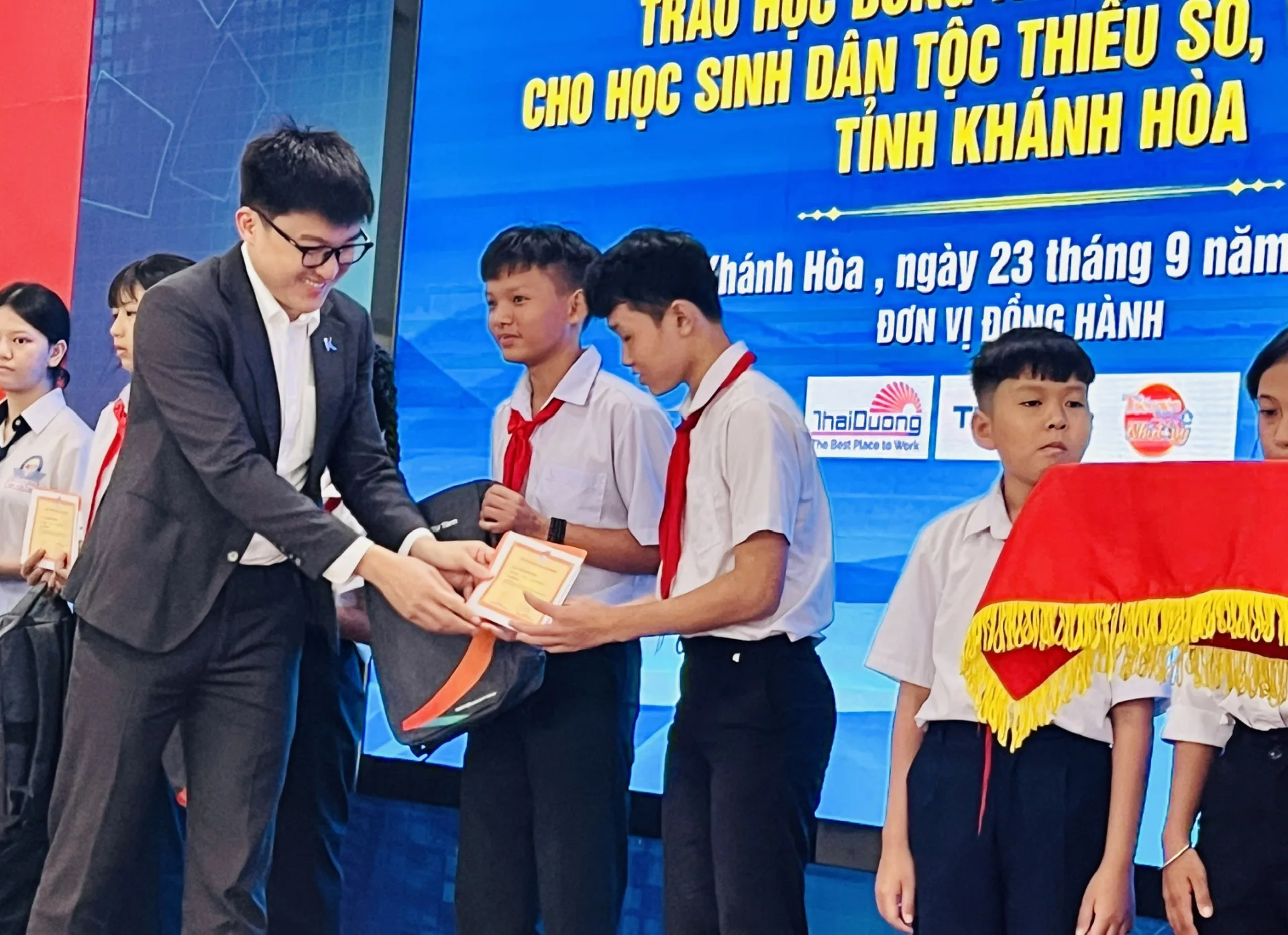 TRAO HỌC BỔNG CHO HỌC SINH VÙNG BIỂN ĐẢO KHÁNH HÒA