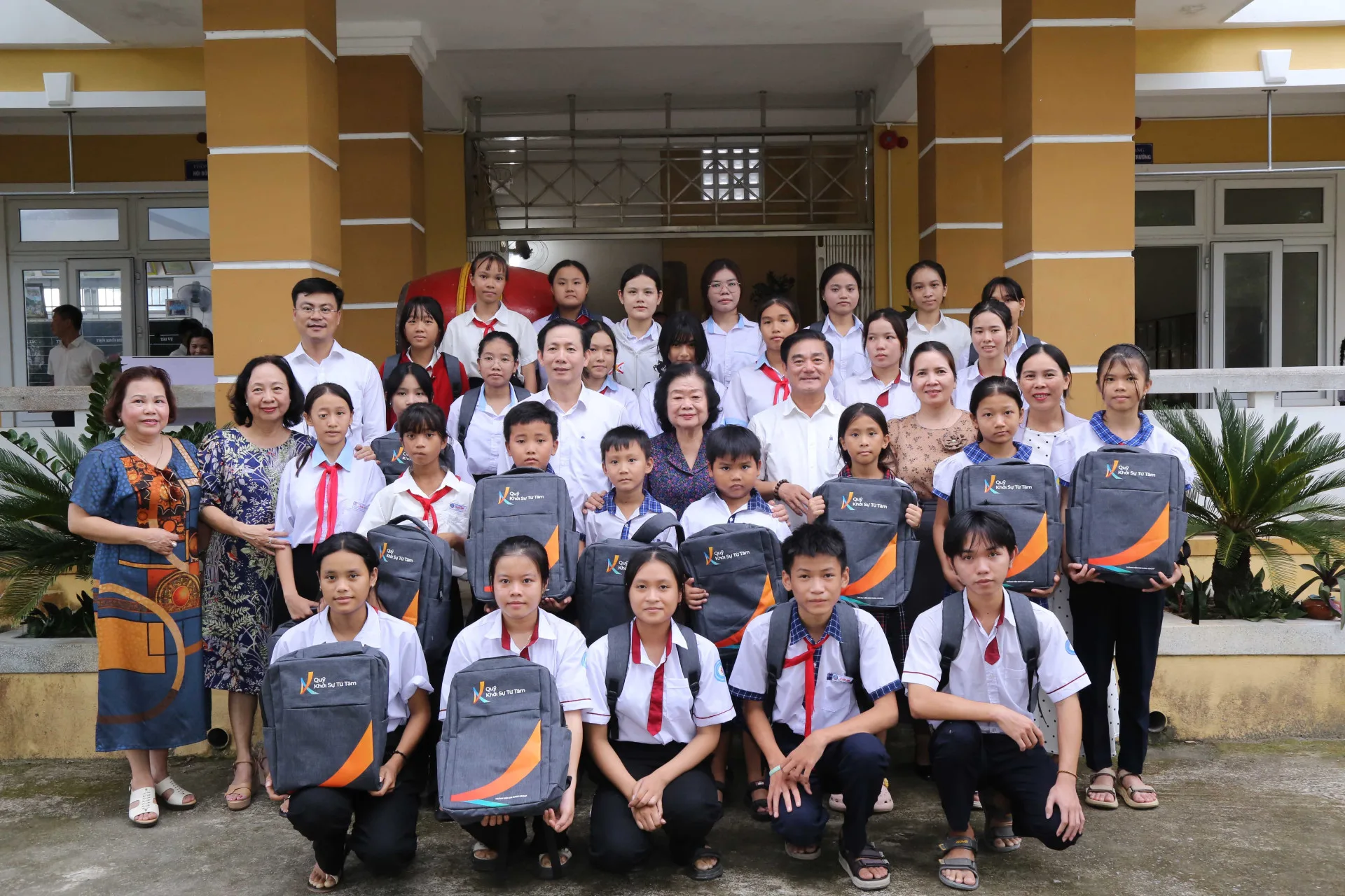 QUỸ KHỞI SỰ TỪ TÂM TRAO HỌC BỔNG VÀ BÀN GIAO CÔNG TRÌNH NHÀ VỆ SINH TẠI TP.HUẾ VÀ KHÁNH HÒA