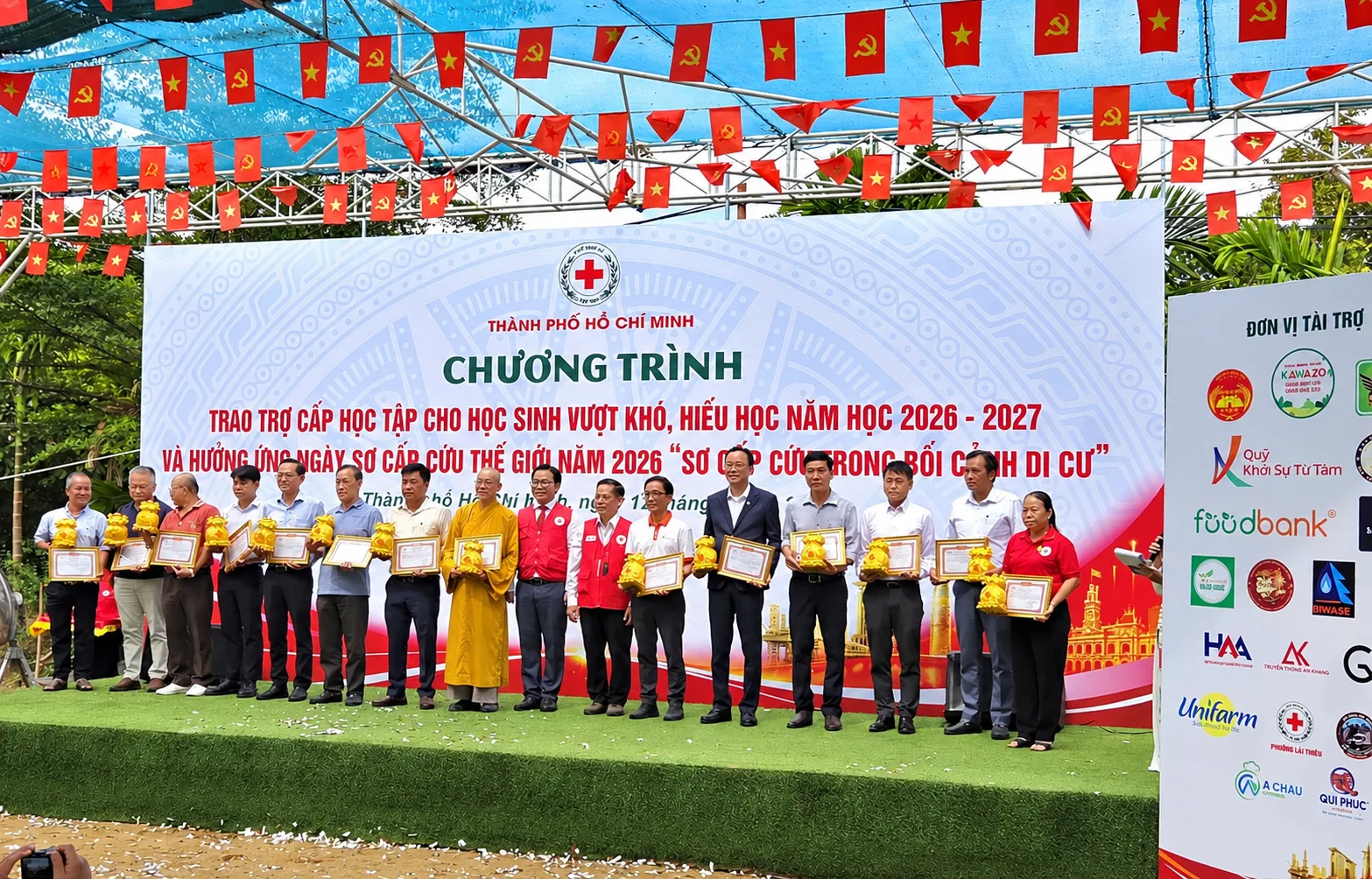 CHUNG TAY TIẾP SỨC HỌC SINH CÓ HOÀN CẢNH KHÓ KHĂN ĐẾN TRƯỜNG