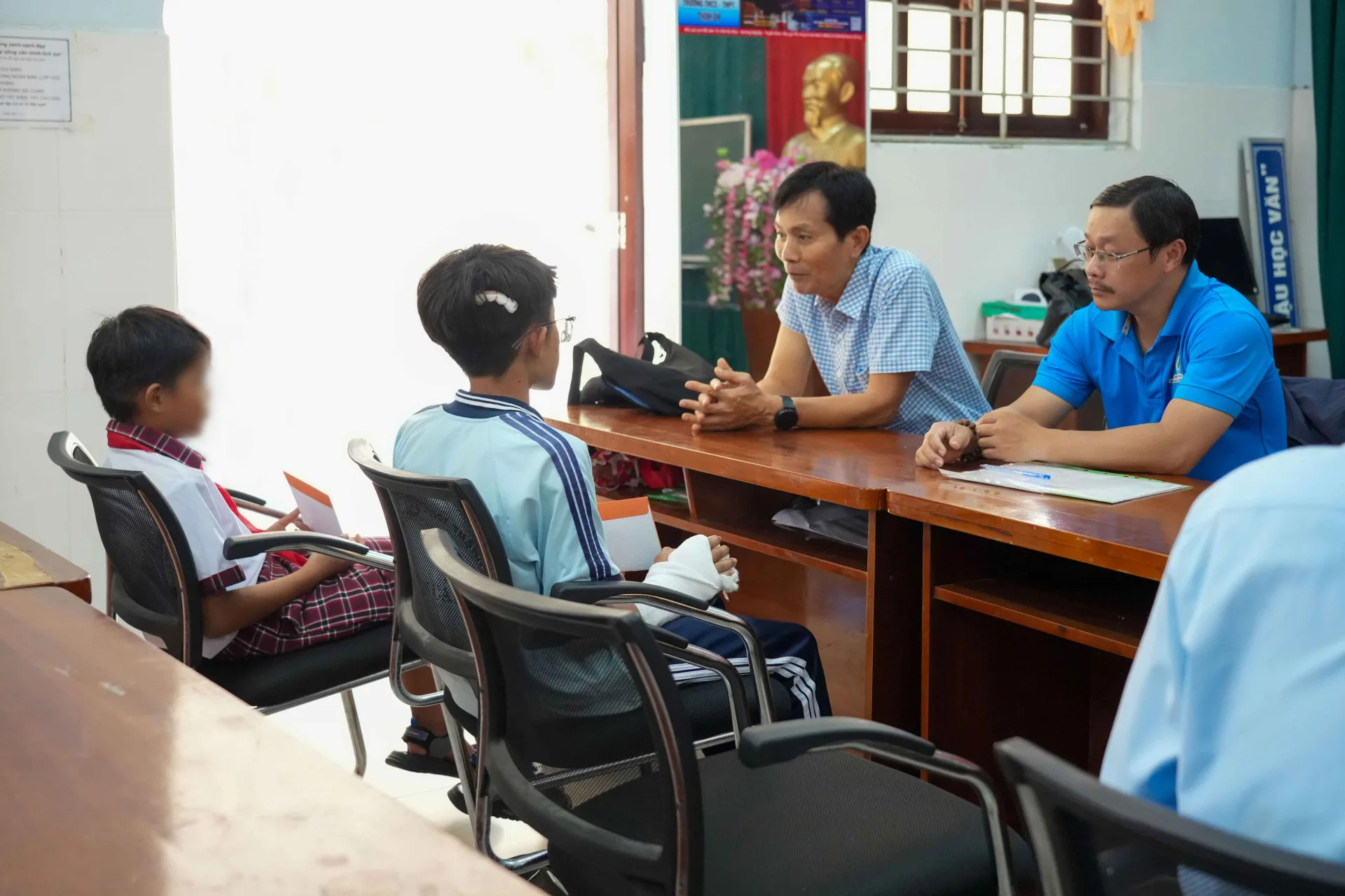 Thăm hỏi, trao quà cho 5 học sinh bị thương tại xã đảo Thạnh An