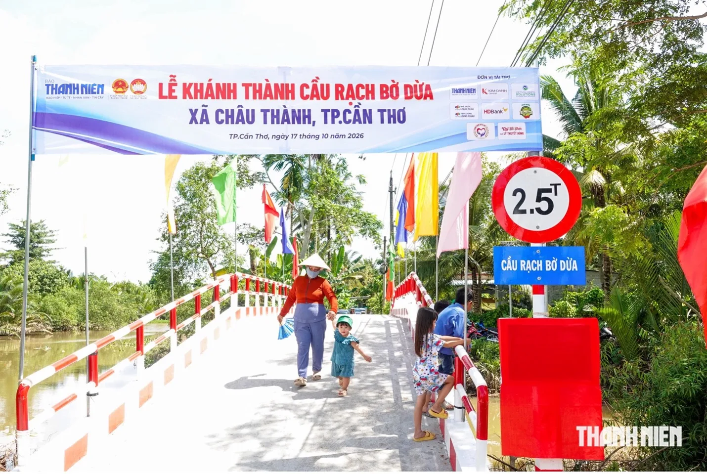 NIỀM VUI TRÊN CÂY CẦU MỚI SAU GẦN 30 NĂM MONG ĐỢI